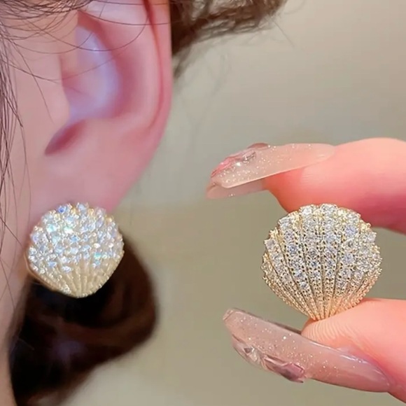Gold Plated Shell Shape Simulated Diamonds Earrings Luxury, Glamorous Earrings - Picture 8 of 8